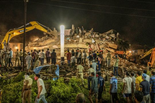 Ινδία: 60 διασωθέντες, έως 70 οι αγνοούμενοι μετά από κατάρρευση κτιρίου