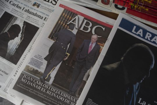 «Σε σουίτα στο Αμπου Ντάμπι» αυτοεξορίστηκε ο βασιλιάς