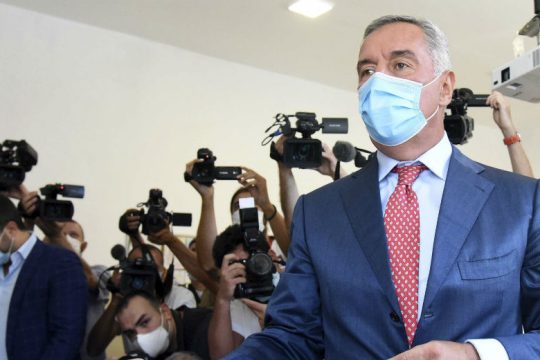 Μάχη στήθος με στήθος για το κυβερνών κόμμα και την αντιπολίτευση στο Μαυροβούνιο