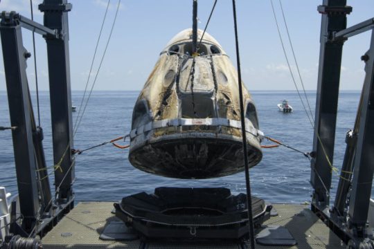 Ιστορική προσθαλάσσωση αστροναυτών για NASA – SpaceX