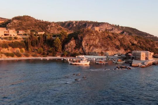 Καρδαμύλη: Το αγαπημένο Νεραϊδοχώρι της Ελληνικής τηλεόρασης [βίντεο]