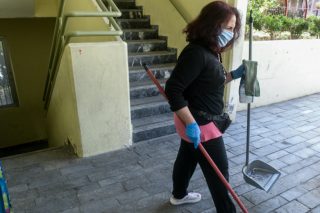 Στον αέρα η πρόσληψη καθαριστριών στα σχολεία