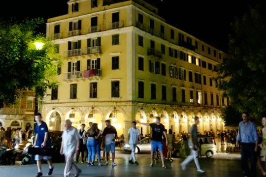 Οκτώ νεαροί Ιταλοί θετικοί στον Covid-19, μετά από διακοπές στην Κέρκυρα
