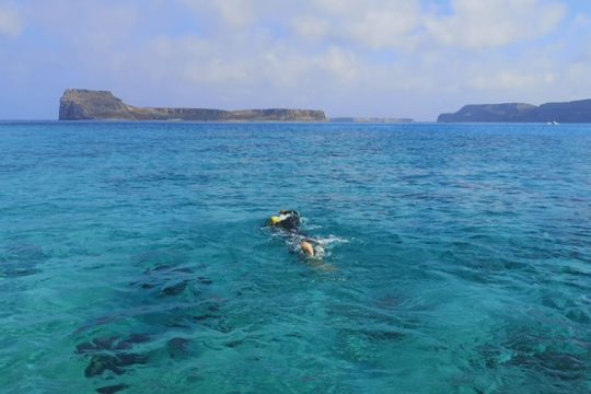 Κολυμπά τον κόλπο της Κισσάμου για να συγκεντρώσει χρήματα για το Ειδικό Σχολείο