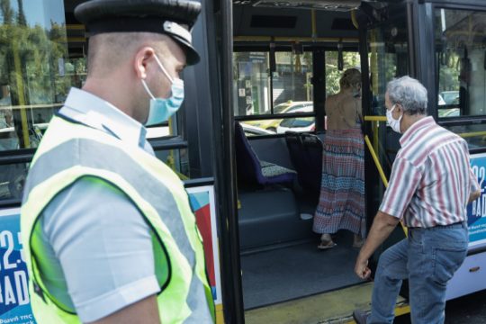Με πρόστιμα προσπαθεί η κυβέρνηση να αναχαιτίσει την πανδημία