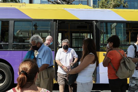 Ασταμάτητος ο κορονοϊός παρά τα μέτρα και τις νουθεσίες