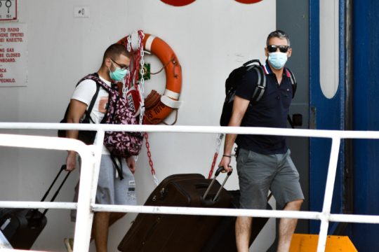 Τα περιοριστικά μέτρα δεν πτοούν την πανδημία