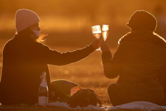 «Πολύ μακρά πανδημία» βλέπει ο ΠΟΥ, ενώ σπάνε θλιβερά ρεκόρ παγκοσμίως