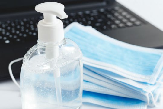 Βέλη της αντιπολίτευσης για την αποσιώπηση κρουσμάτων της πανδημίας