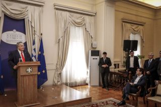 Τότε στα κάγκελα, τώρα χαμόγελα