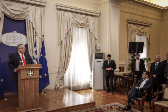 Τότε στα κάγκελα, τώρα χαμόγελα