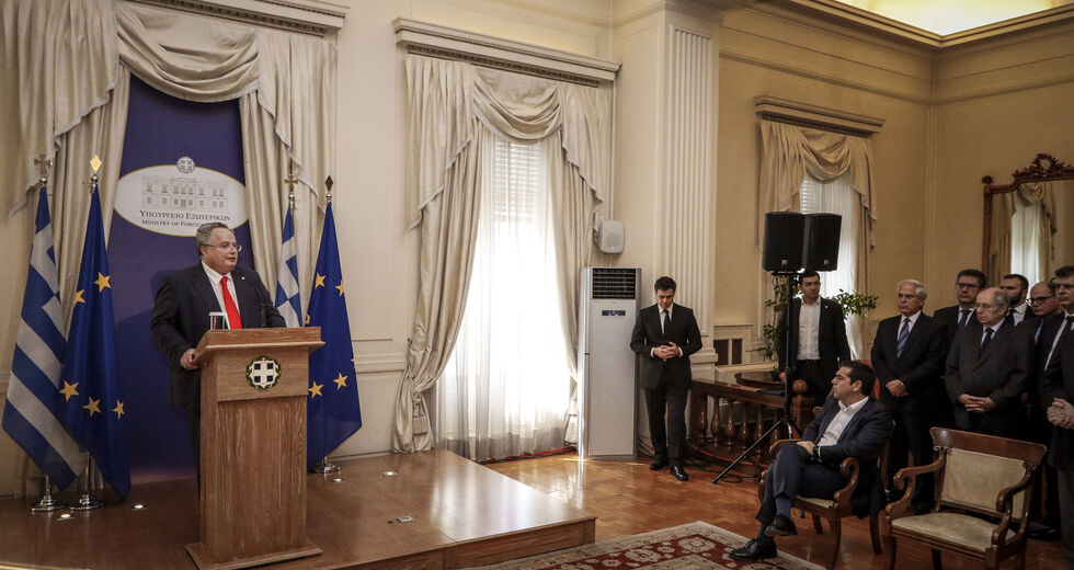 Τότε στα κάγκελα, τώρα χαμόγελα