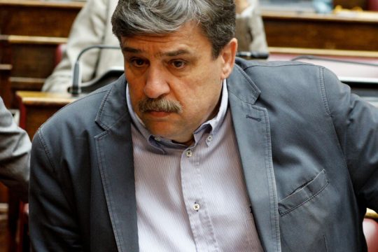«Να δοθούν δωρεάν μάσκες και τεστ στα σχολεία»