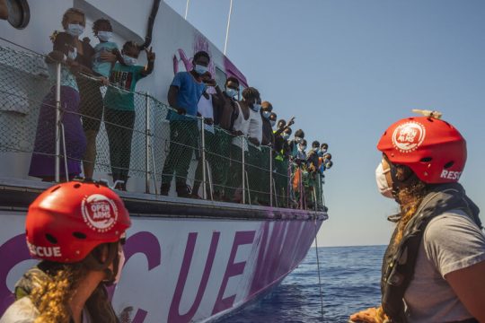Διχογνωμία για σχολεία και για μεταναστευτικό