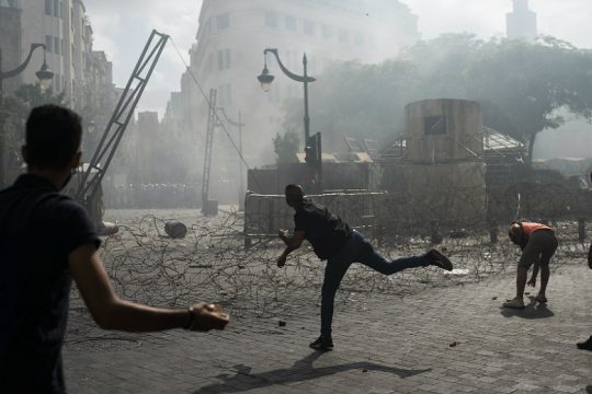 Διαδηλωτές επιχείρησαν να μπουν στο κοινοβούλιο του Λιβάνου