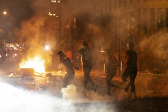 Φουντώνει η οργή στον Λίβανο ενώ αναζητούνται τα αίτια της καταστροφής
