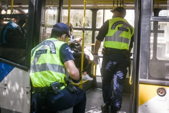 Βρέχει πρόστιμα για μη χρήση μάσκας σε μέσα μεταφοράς