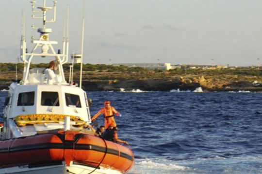 Νεκροί και αγνοούμενοι από έκρηξη σε πλοιάριο με μετανάστες στην Ιταλία