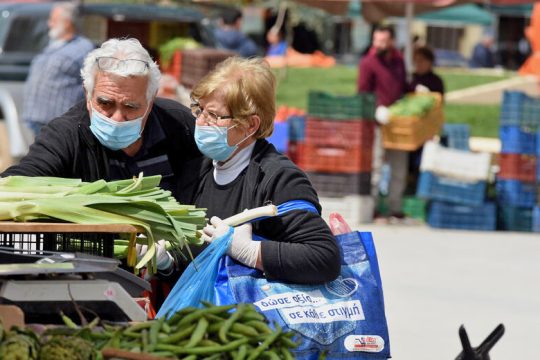 Κυβέρνηση, λοιμωξιολόγοι και… Βόρεια Κορέα