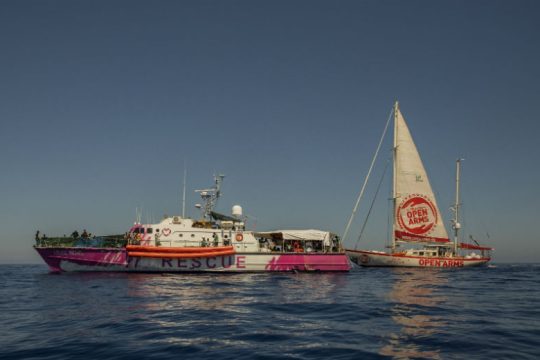 Η ιταλική ακτοφυλακή απομακρύνει 49 μετανάστες από το πλοίο του Banksy