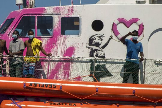 SOS από το διασωστικό του Banksy με 200 πρόσφυγες