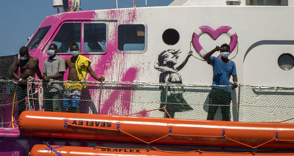 SOS από το διασωστικό του Banksy με 200 πρόσφυγες