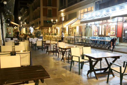 Βαριές «καμπάνες» σε μαγαζιά