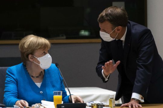 Μαστίγιο και καρότο από Μακρόν και Μέρκελ αντίστοιχα στα ελληνοτουρκικά