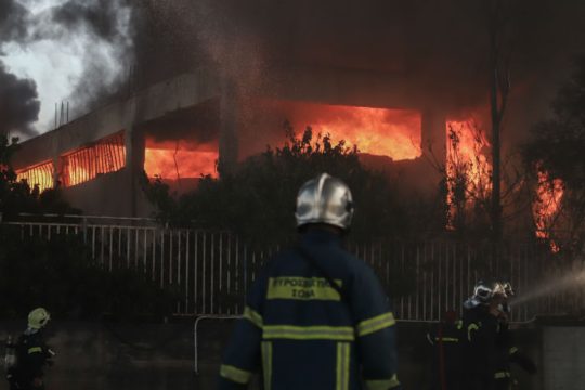 Μεταμόρφωση: Ολονύχτια μάχη με τις φλόγες, προβλήματα από τον τοξικό καπνό