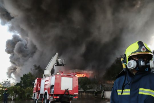 Πυκνός τοξικός καπνός από τη φωτιά στο εργοστάσιο ανακύκλωσης πλαστικών