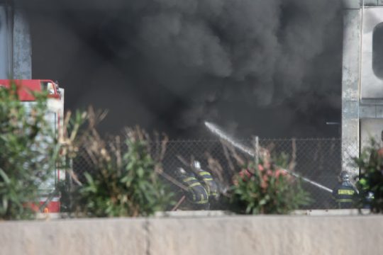 Υπό κατάρρευση το εργοστάσιο πλαστικών στη Μεταμόρφωση