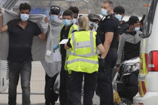 Οι τρεις γιοι απελαύνονται, αλλά ο πατέρας όχι