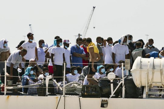 Βουλιάζει τη Λαμπεντούζα η νέα ανθρωπιστική κρίση