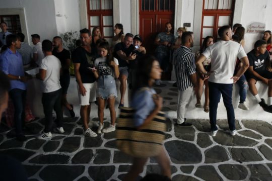 «Λουκέτα» σε εστιατόρια της Μυκόνου για μη έκδοση αποδείξεων