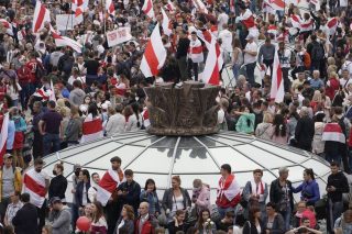 Η λαϊκή οργή «κοκκίνισε» το Μινσκ