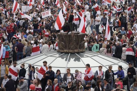 Η λαϊκή οργή «κοκκίνισε» το Μινσκ