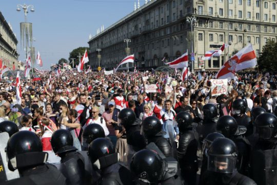 «Δώρο» διαδήλωση 100.000 ατόμων στον Λουκασένκο για τα γενέθλιά του