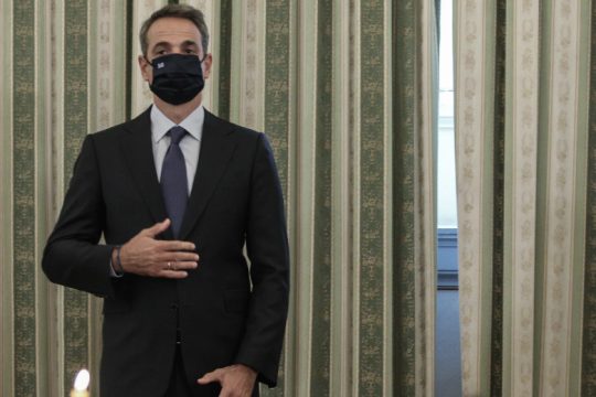 Το «εθνικό εμβόλιο» και ο τριπλός πονοκέφαλος