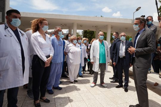 Ούτε μοριακός αναλυτής ούτε πνευμονολογικές κλινικές ούτε προσωπικό