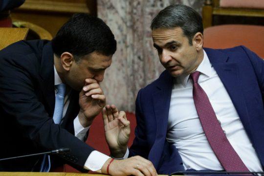 Σε συνεχείς τηλεδιασκέψεις καταφεύγει η κυβέρνηση για τον κορονοϊό