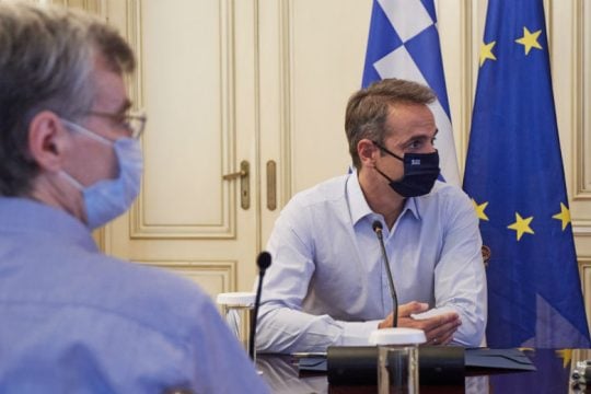 Νέα μέτρα ανακοινώνει η κυβέρνηση ενώ τα κρούσματα αυξάνονται