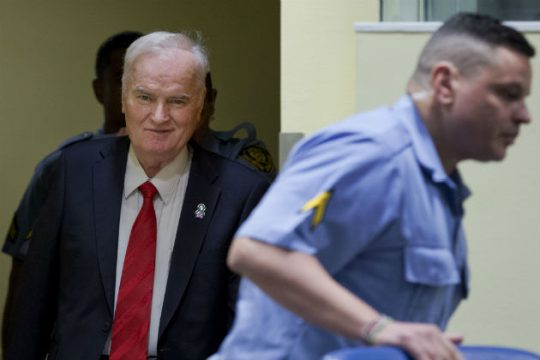 Εισαγγελείς προς δικαστές: να διατηρηθούν τα ισόβια για τον Μλάντιτς