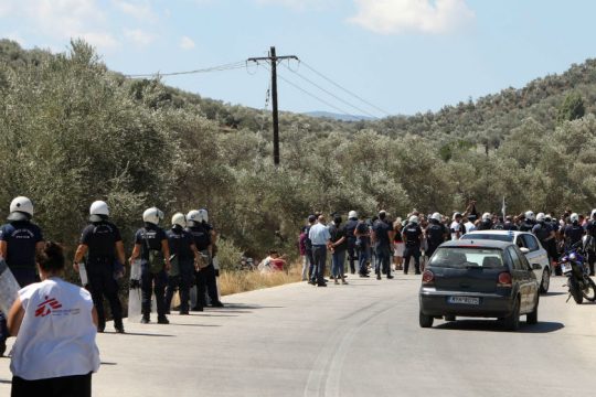 Επτά συλλήψεις μετά τα επεισόδια στη Μόρια, αναζητούνται ακόμη 5