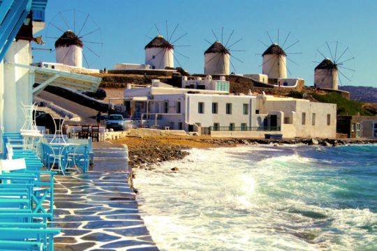 Τι προβλέπει το ΦΕΚ με τα έκτακτα μέτρα για Μύκονο και Χαλκιδική
