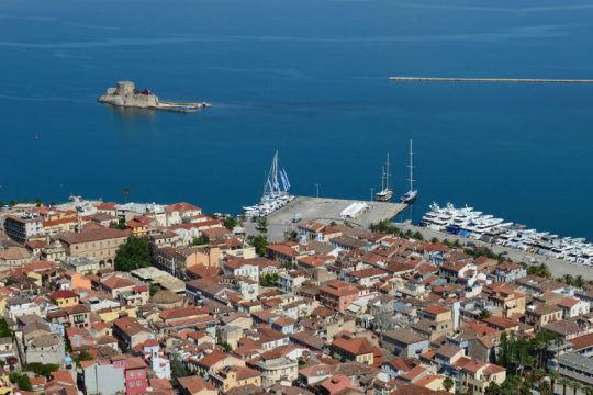 Πρόστιμο και λουκέτο «έριξαν» στη θάλασσα ιδιοκτήτη καφετέριας στο Ναύπλιο