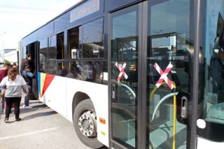 Θεσσαλονικείς: «Κρύο αστείο τα μέτρα για τον κορονοϊό στα μέσα μεταφοράς»
