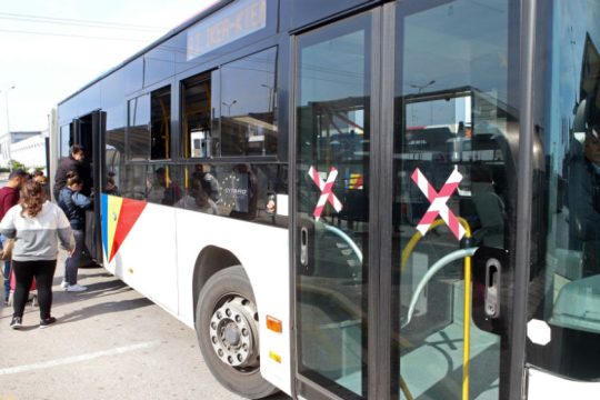 Θεσσαλονικείς: «Κρύο αστείο τα μέτρα για τον κορονοϊό στα μέσα μεταφοράς»