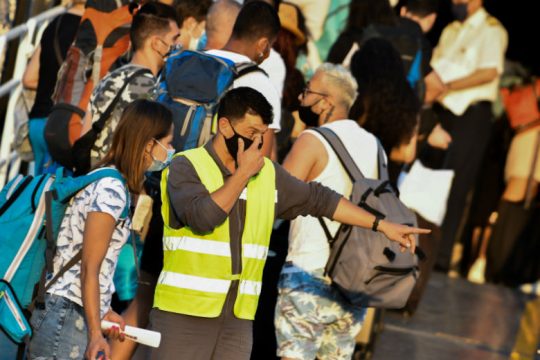 Επιδημιολογικοί έλεγχοι στους εκδρομείς σε Πειραιά και Ραφήνα