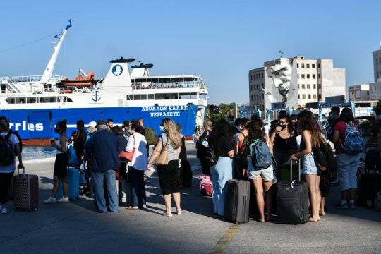 Γεμίζουν τα πλοία, επιβάλλουν τις μάσκες παντού