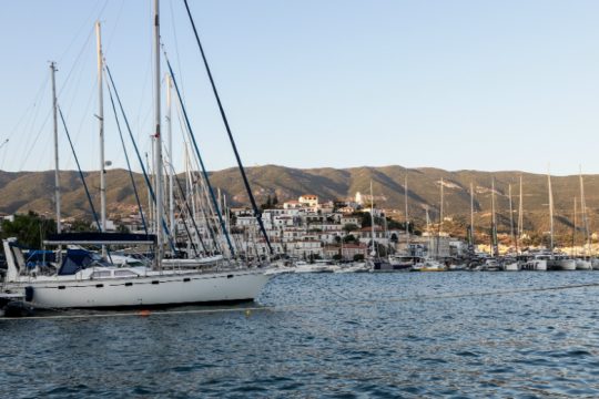 Εκτακτα μέτρα για τον κορονοϊό στον Πόρο